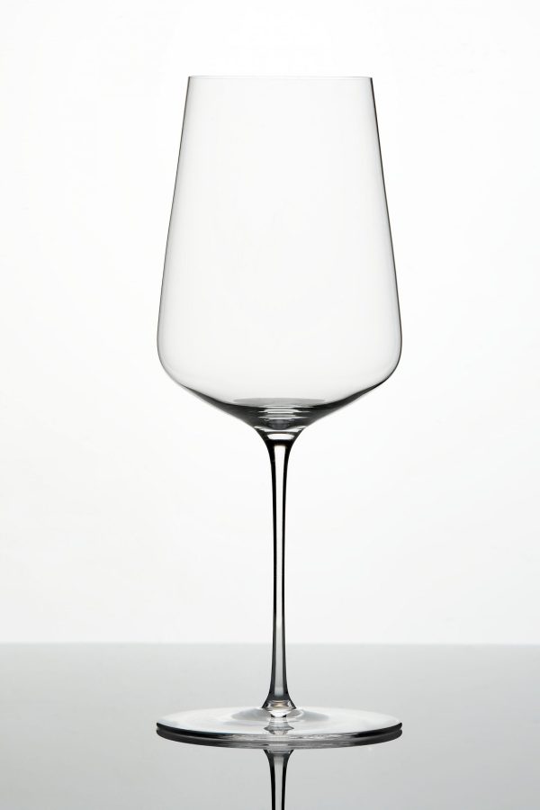 Verre Universal Zalto en cristal soufflé bouche, conçu pour sublimer aussi bien les vins rouges que les vins blancs.