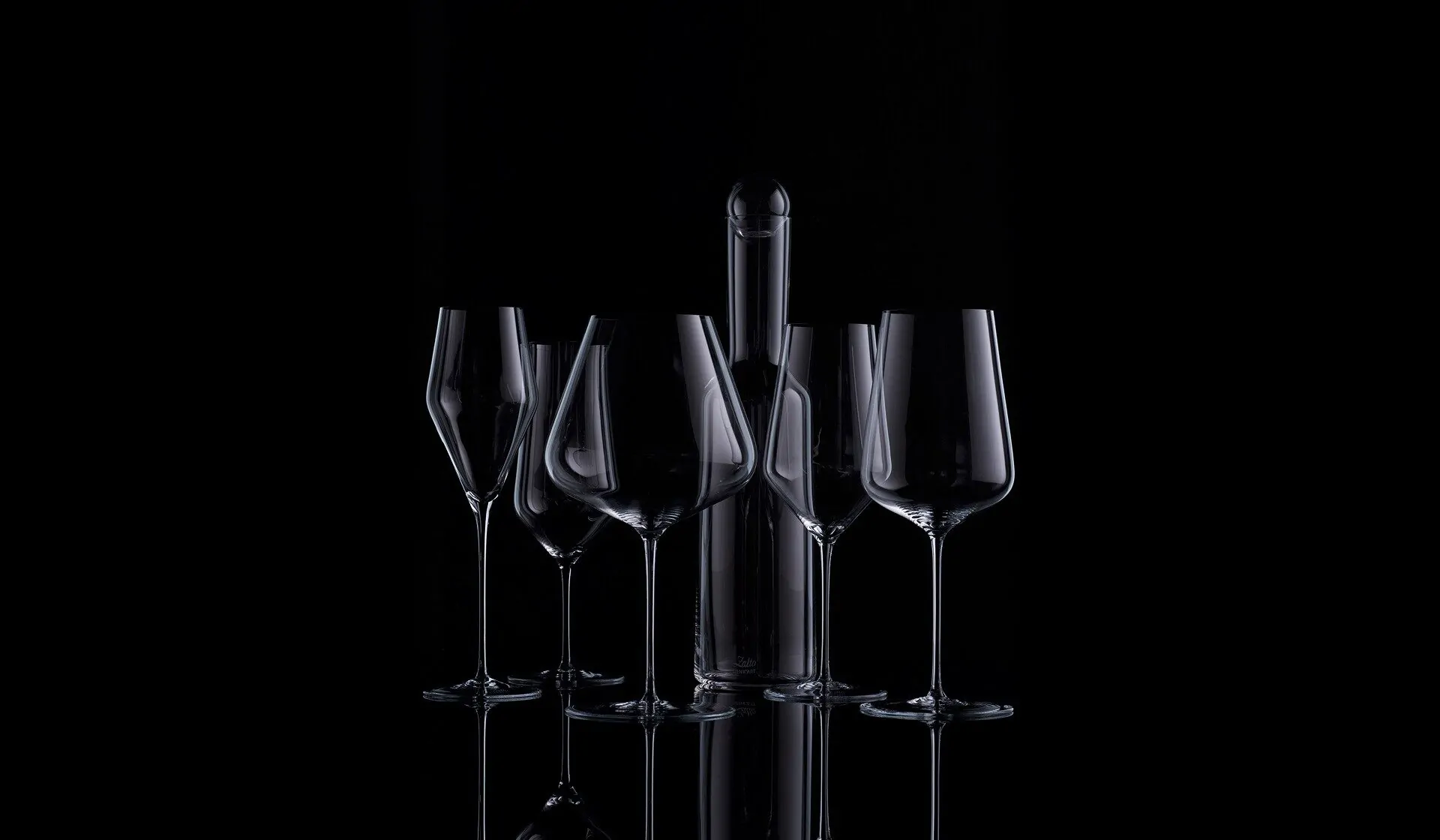 Ensemble de verres Zalto haut de gamme en cristal soufflé à la bouche sur fond noir – Du Verre au Vin