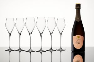 Bouteille de Champagne Rosé de la Maison Veuve Fourny & Fils accompagnée de six verres à Champagne vides.