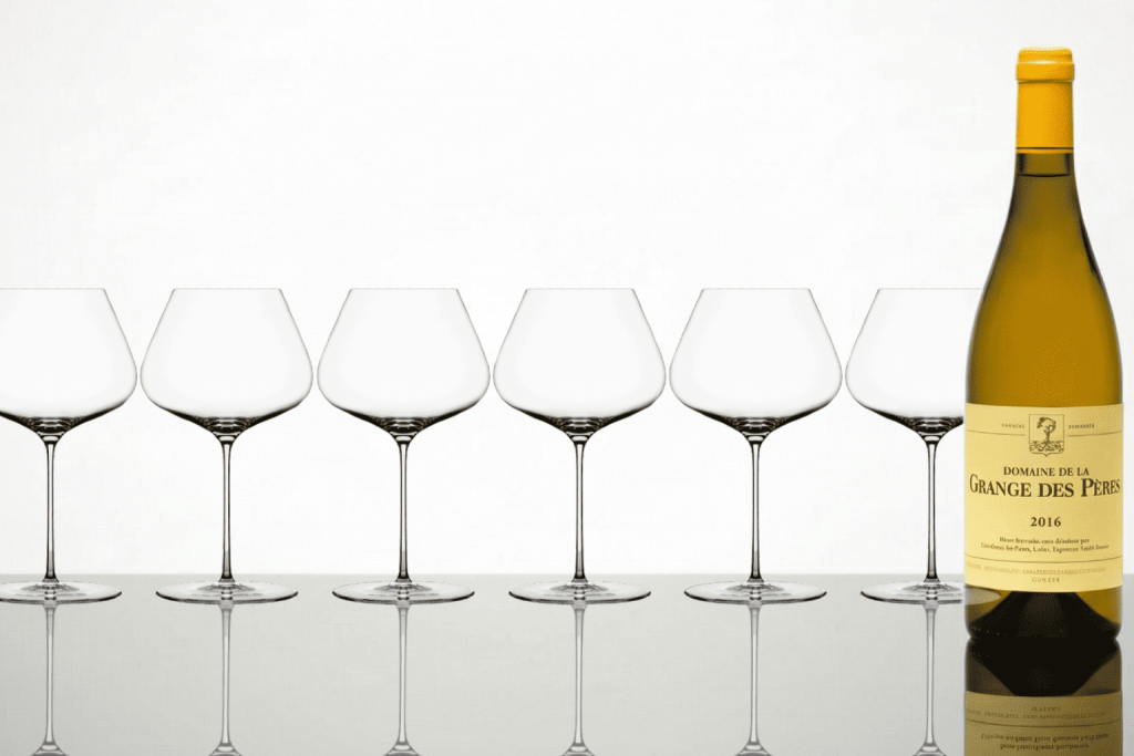 Bouteille de vin Domaine de La Grange des Pères IGP Pays d’Hérault 2016 Blanc accompagnée de six verres Balances vides.