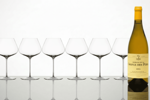 Bouteille de vin Domaine de La Grange des Pères IGP Pays d’Hérault 2016 Blanc accompagnée de six verres Balances vides.