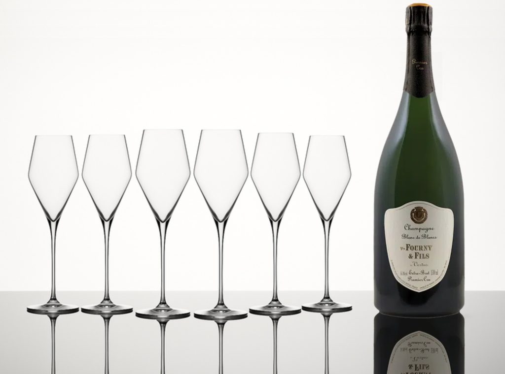 Bouteille Magnum de Champagne Blanc de la Maison Veuve Fourny & Fils accompagnée de six verres à Champagne vides.