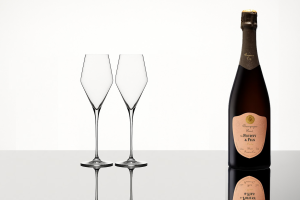 Bouteille de Champagne Rosé de la Maison Veuve Fourny & Fils accompagnée de six verres à Champagne vides.